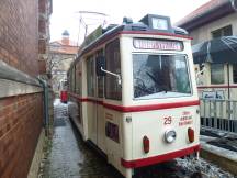 Blick auf Abstellgleise neben der Wagenhalle: aus Halle übernommener Wagen