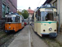 Blick auf Abstellgleise neben der Wagenhalle: 2 aus Jena übernommene Wagen