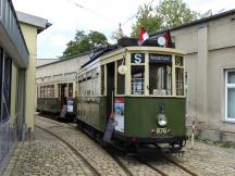 Tw 876 (Bj 1929) neben dem historischen Straßenbahndepot St. Peter