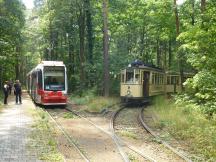 links Linie 5, rechts historischer Tw 867 (Bj 1926) in der Schleife Tiergarten
