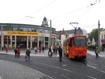 Fahrschule an zentraler H Tunnel, l. Bannerwerbung 115 Jahre Straßenbahn Plauen