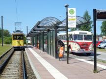 Wismarer Triebwagen und historischer Bus in der Schleife Lichtenhagen