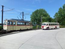 Gothaer Triebwagen und historischer Bus in der Schleife Lichtenhagen