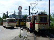 Schleife Lichtenhagen: Gothaer (vorne) und Wismarer (Mitte) TW, links hist. Bus H6B