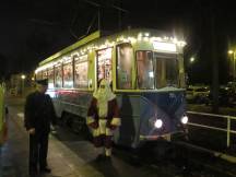 weihnachtlich geschmückter Wagen an der Endstelle S-Bf Friedrichshagen