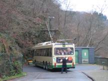 Bus steht auf der Drehscheibe, Trolleystangen werden eingeholt