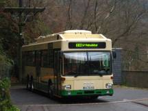 gewendeter Bus auf der Drehscheibe, nun werden Trolleystangen wieder angelegt