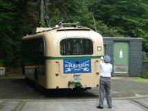 Bus steht auf der Drehscheibe, Trolleystangen werden eingeholt