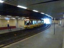 Stadtbahn durchfährt die Straßenbahnhaltestelle im gemeinsamen U-Bf Charlottenpl