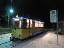 weihnachtlich geschmückter Wagen an der Endstelle S-Bf Rahnsdorf