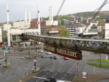 größte Brückenspannweite vor der Station Alter Markt über der Kreuzung B7/Steinweg