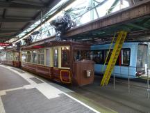 älteste trifft jünsgte Schwebebahngeneration in der Station Wupperfeld