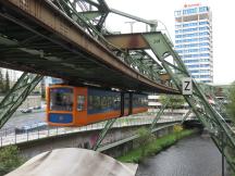 Einfahrt in die Station Hbf (Döppersberg), im Hintergrund der Sparkassenturm