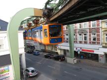 kurz vor Endstelle Vohwinkel reicht ein Haus bis nah ans Lichtraumprofil der Bahn