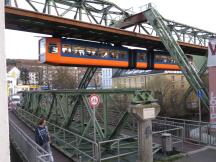 alte Schwebebahntrasse als Fußgängerbrücke an der Hünefeldstr