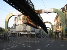 Kaiserstr Ecke Bahnstr - mit alten Stationsuhren zu Füßen der Pfeiler