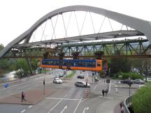 Brücke über die Bundesallee zwischen den Stationen Robert-Daum-Pl und Ohligsmühle