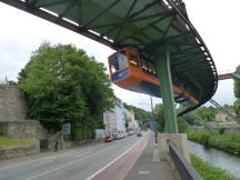 Grenze Streckenverlauf über der Straße/Wupper mit einzigem Mittelpfeiler