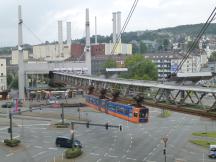 größte Brückenspannweite vor der Station Alter Markt über der Kreuzung B7/Steinweg