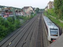 Wuppertal: links Schwebebahn, rechts Abellio Triebwagen auf der S7 nach Solingen