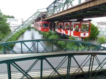 Zugbegegnung unweit der Station Pestalozzistr