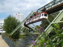 Wupperweg zwischen der Brücke Moritzstr und der Station Robert-Daum-Pl