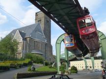 Sonnborn: Zugbegegnung vor der Hauptkirche Sonnborn