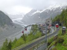 Bergstation Montenvers (1913 m), links daneben Seilbahn hinab zur Gletscherzunge