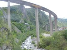 kühne Autobahnbrücke über die Arve zwischen Servoz und Chedde