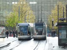 Begegnung zweier Trams auf der Rue Saint-Jean Ecke Boulevard Joffre