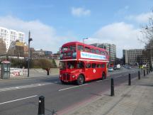 Bus verlässt die H Tower Hill