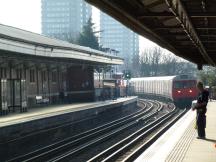 Hammersmith & City Line an der Station Ladbroke Grove