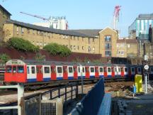 Hammersmith & City Line verlässt die Station Whitechapel Richtung Barking