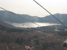Ausblick auf den Ashi-See am anderen Ende der Seilbahnstrecke bei Tōgendai
