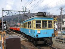 Triebwagen der MoHa-Serie an der Bergstation Gōra