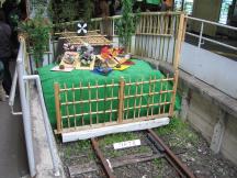 Prellbock mit Deko im Endbahnhof Kamakura