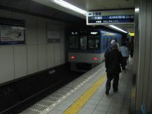 Triebwagen der 5500 Serie (Bj 1995) auf der unterirdischen Tōzai Line in Kobe