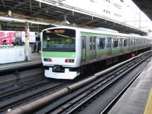 Triebwagen der E231 Serie (Bj 2000) auf der Yamanote Line