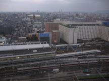 Kyōto: vorne JR Nara Line, dahinter Kintetsu, in der Halle Shinkansen Serie 300