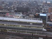 Kyōto: vorne im Bild Kintetsu, in der Bf-Halle zwei Shinkansen der Serie 700