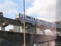 Monorail nahe der Station Yamada, aufgenommen von der Autobahn aus