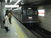 Umeda Station: Tw der 22er Serie auf der Tanimachi Line Richtung Tennoji