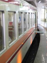 Endbf Tōkyō Asakusa - mit ordentlichem Spalte zw Zug und Bahnsteig