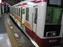 Endbf Tōkyō Asakusa - mit ordentlichem Spalte zw Zug und Bahnsteig