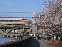 Triebwagen der 100er Serie auf der Brücke über den Sumida River in Tōkyō Asakusa