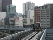 Abfahrt von der Station Shiodome, Fahrtrichtung Toyosu