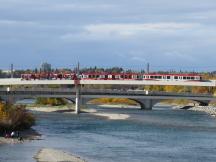 Red Line auf der Brücke über den Bow River