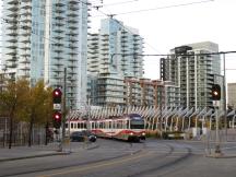 Siemens Typ S160 Triebwagen auf der Blue Line an der 4th St SE Ecke 7th Ave SE