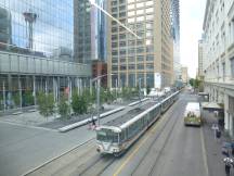 Duewag U2 Triebwagen auf der 7th Ave SW Ecke 1st St SW mit Spiegelbild des Calgary Tower