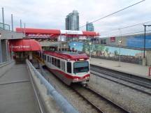 Siemens Typ S160 Triebwagen an der Victoria Park / Stampede Station